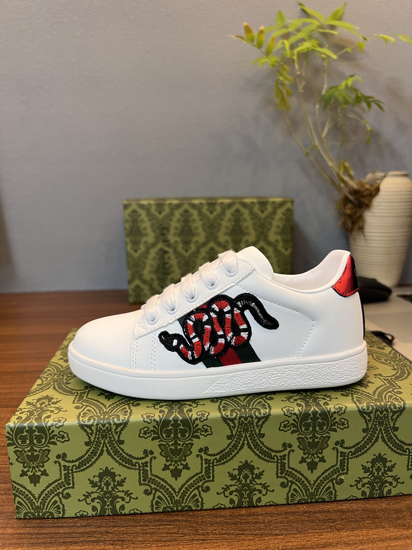 Children's shoes child